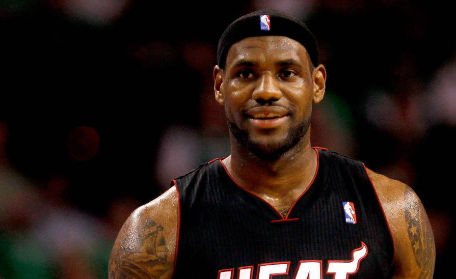 詹姆斯当选常规赛MVP 皇帝携波帅共同领奖