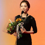 车侑蓝获MBN女性体育奖 黑裙亮相显开心