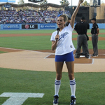 超模克莉茜-腾根为棒球赛开球