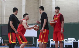 男篮海埂集训队员谈笑风生 李根翟晓川聊得热火朝天