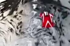 美女火山口挑战翼装飞行 让你看了小心脏受不了