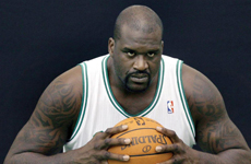 nba中锋扣篮时刻 奥尼尔暴扣撞飞杰拉德