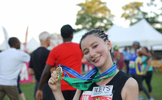 熊乃瑾挑战牙买加马拉松 小辫造型阳光满满活力足