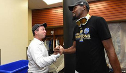 勇士队夺冠最大赢家并非KD 三年两冠老板狂赚10亿美金