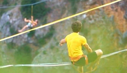 奥地利极限达人上演红湖高空行走 扁带高空行走高清图片