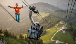 法国情侣上演缆车徒手倒立 外国极限运动高清图片集锦