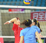 郎平亲身上阵指导队员发球