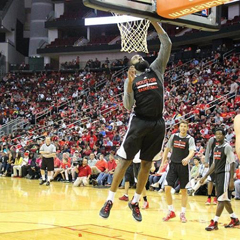 火箭常规赛前公开训练 球迷近距离观看偶像