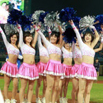 空姐热舞助阵棒球赛