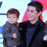 中超颁奖典礼 孔卡携子本杰明领奖