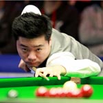 英锦赛丁俊晖大胜泰国球王 击球目光有神