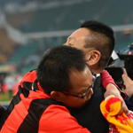 赛后宫磊与球员感谢到场球迷