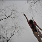 钢管舞队员美丽冻人 雪天大秀舞姿引关注