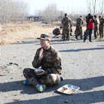 国乒野外军训 马龙化缘造型搞怪