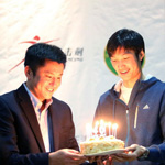 王海滨新书发布会 爱徒携蛋糕为其庆生