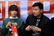 郜林携妻子观战CBA