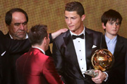 一晃5年 CR7含泪再捧FIFA金球奖