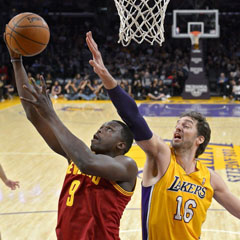 骑士120-118险胜湖人