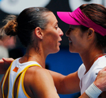 澳网李娜轻取进四强 赛后拥抱对手显惺惺相惜