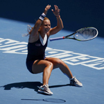 澳网齐布娃横扫哈勒普 获胜倒地庆祝