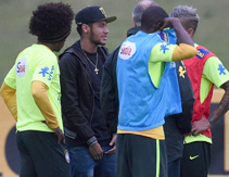 内马尔带伤回队 陪伴队友出征三四名决赛