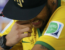 内马尔发布会痛哭 差点被撞残 挺梅西夺冠