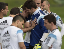 阿根廷备战决赛 梅西一脸严肃尽显大佬范