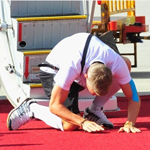 四星德国抵慕尼黑庆祝 小猪激动跪地