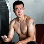 富力备战公开训练 王晓龙健身房秀肌肉