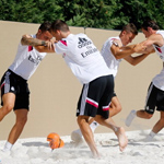 皇马备战新赛季 球员沙地玩柔道