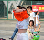 女球迷豪放露肉换衣 球迷半裸冲入球场