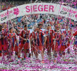 电信杯-莱万梅开二度 拜仁3-0狼堡捧杯