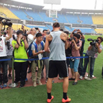 大巴黎踩场训练 伊布签名到手软