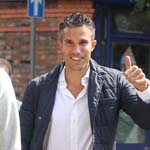 范佩西外出散步 型男味十足