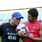 恒大队训练备战阿尔滨 里皮表情严峻