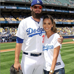 性感影星杰西卡-阿尔芭为棒球赛开球