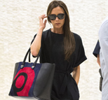 贝嫂黑超遮面挎大包现身机场