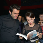 奥沙利文与潘晓婷携手亮相友谊赛展开“性别大战