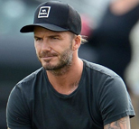 小贝与贝嫂现身雷丁足球俱乐部观看儿子比赛