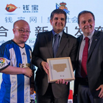 钱包网签手西甲豪门 发布会现场集体合影