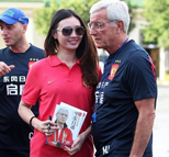 恒大媒体开放日 女球迷追星里皮