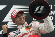 F1新加坡站-汉密尔顿顺利夺冠返榜首