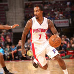 NBA季前赛:活塞94-80雄鹿