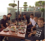 内马尔率众队友新加坡惬意游览 秀自拍