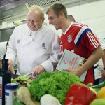 拜仁队员向德国名厨学烹饪 乐在其中