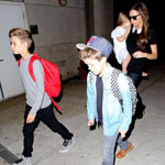 贝嫂一家被偷拍小七不乐意 哥哥们当保镖