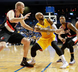 NBA季前赛:湖人94-86开拓者