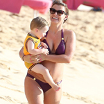 鲁尼妻子携爱子海边度假 凸显满身赘肉