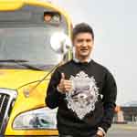 田亮开跑车亮相节目录制 解释车祸事件