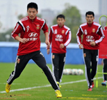 国足门将训练中杂耍玩倒挂金钟 逗笑旁观者